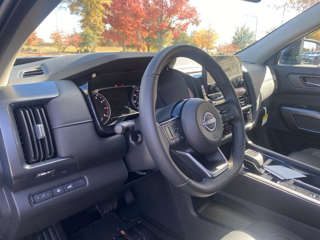 New 2025 Nissan Pathfinder SL image 13