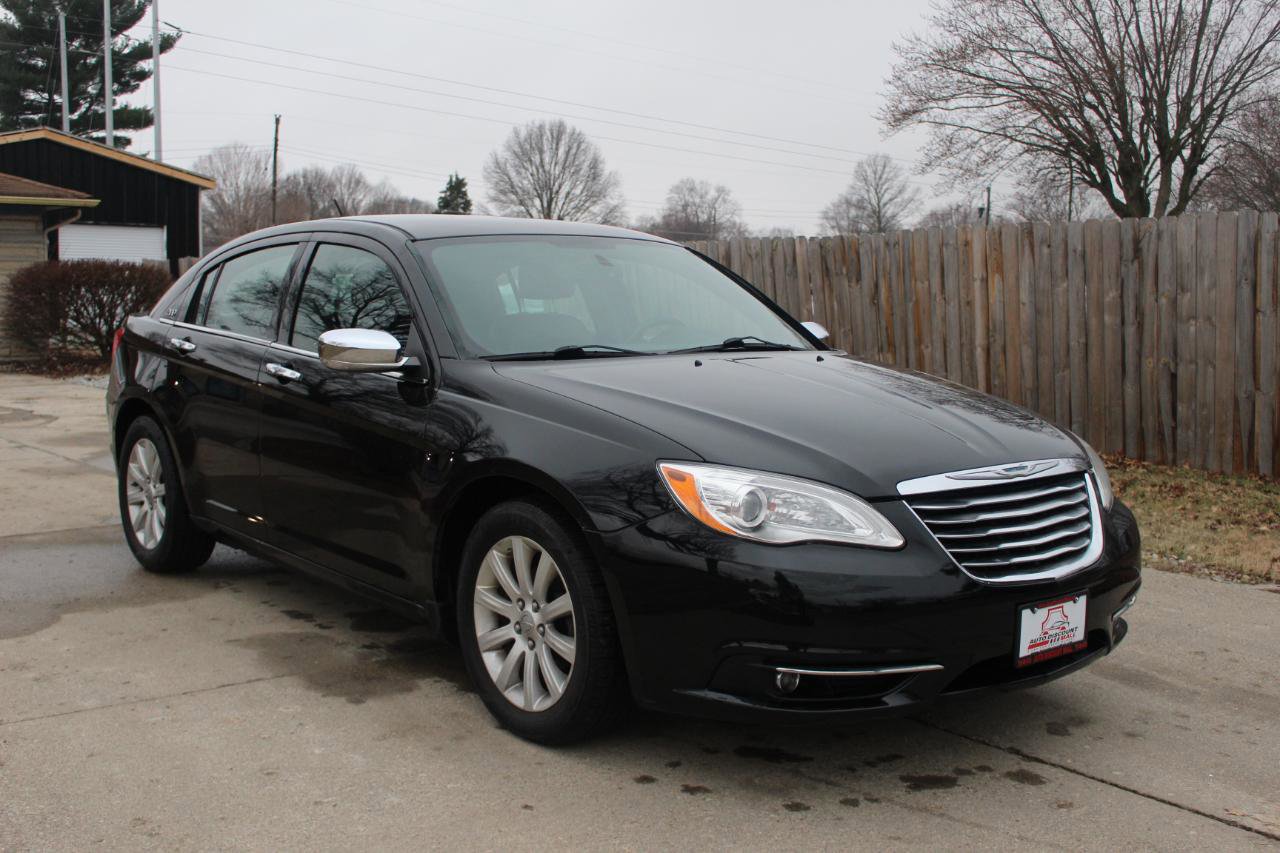 Used 2013 Chrysler 200 Limited FWD image 2