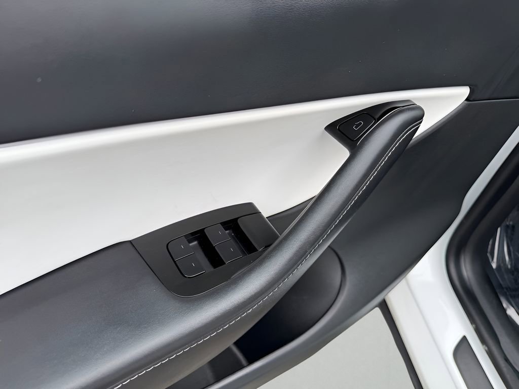 Used 2021 Tesla Model Y Long Range image 16