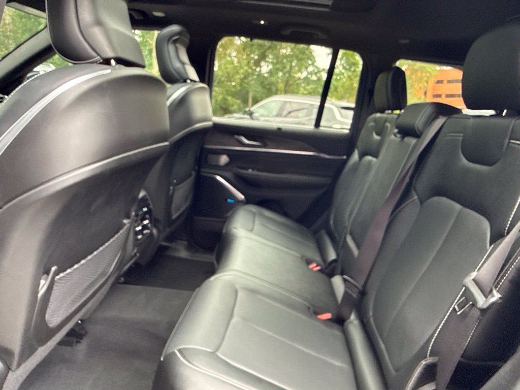 Used 2023 Jeep Grand Cherokee Overland w/ Luxury Tech Group IV AWD/4WD image 14