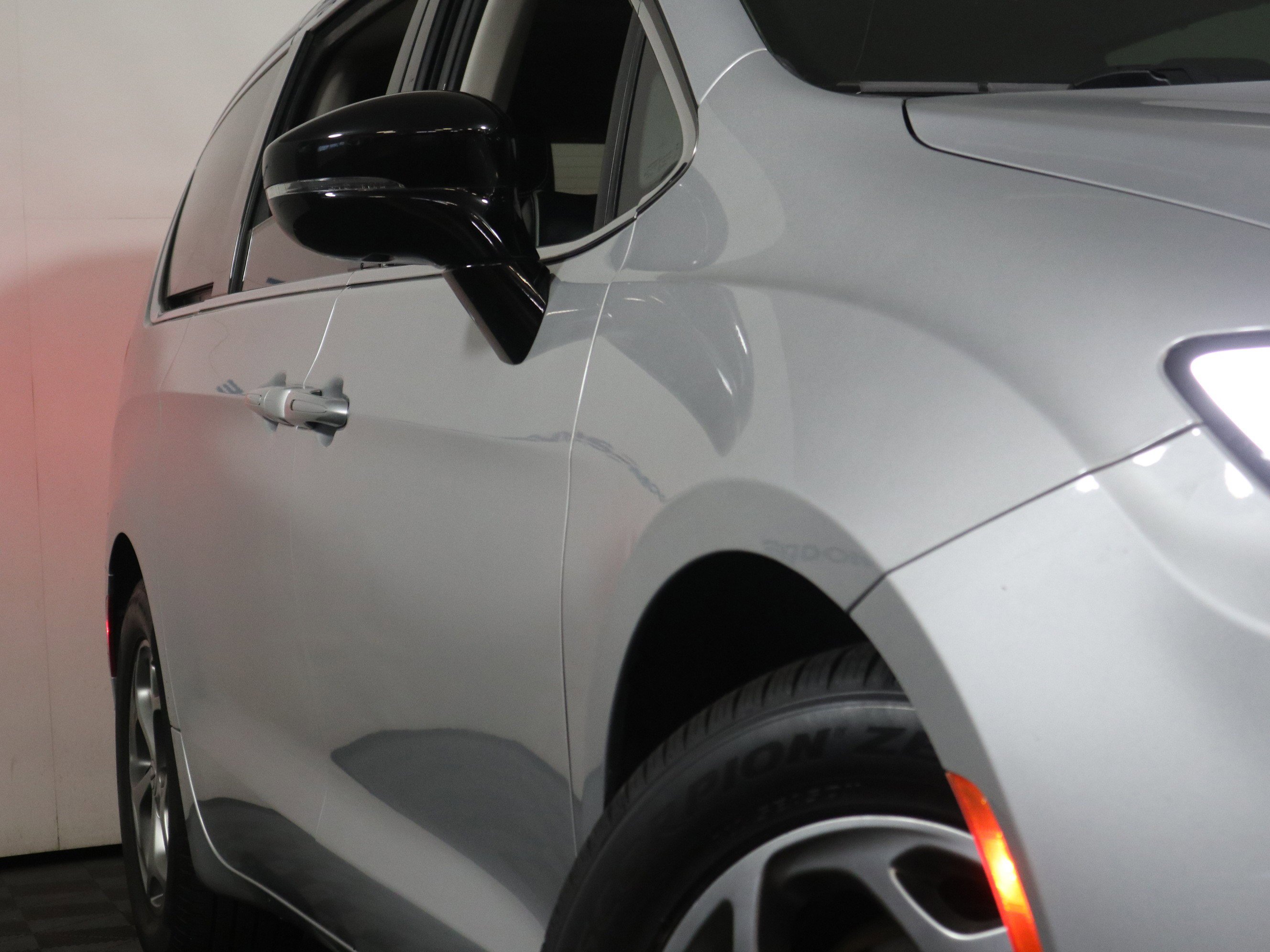 Used 2024 Chrysler Pacifica Limited image 3