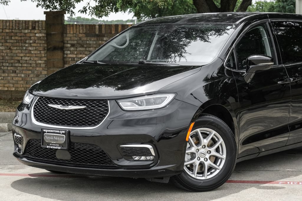 Used 2024 Chrysler Pacifica Touring-L FWD image 12