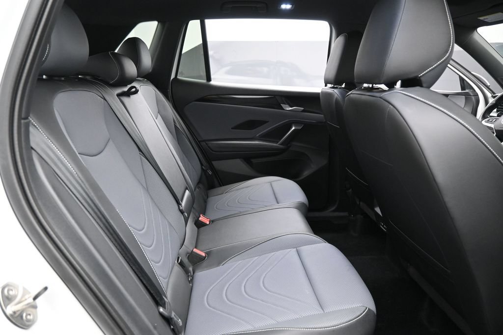 Used 2025 Volkswagen Tiguan SE R-Line AWD/4WD image 13