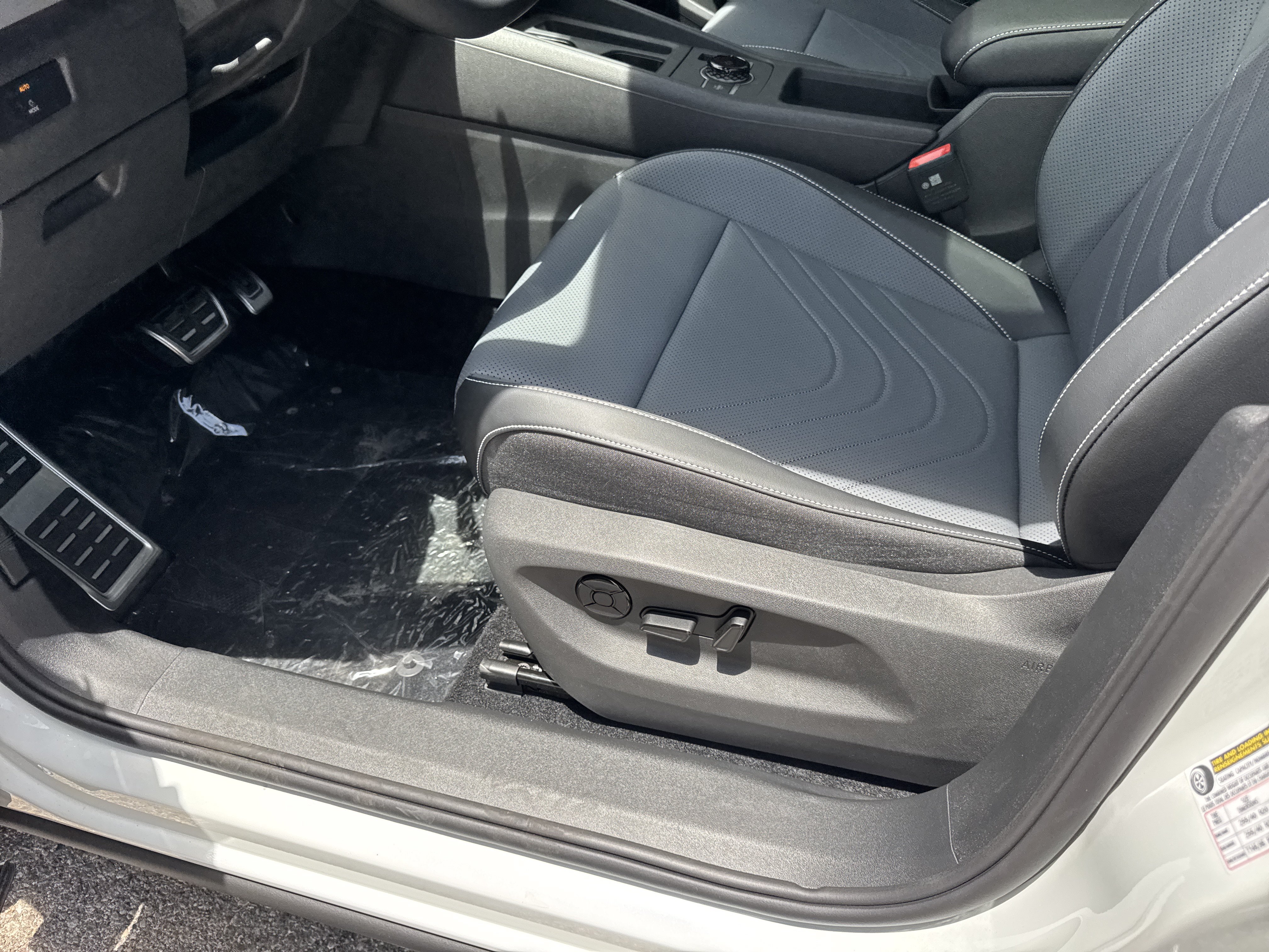 New 2026 Volkswagen Tiguan SE R-Line FWD image 13