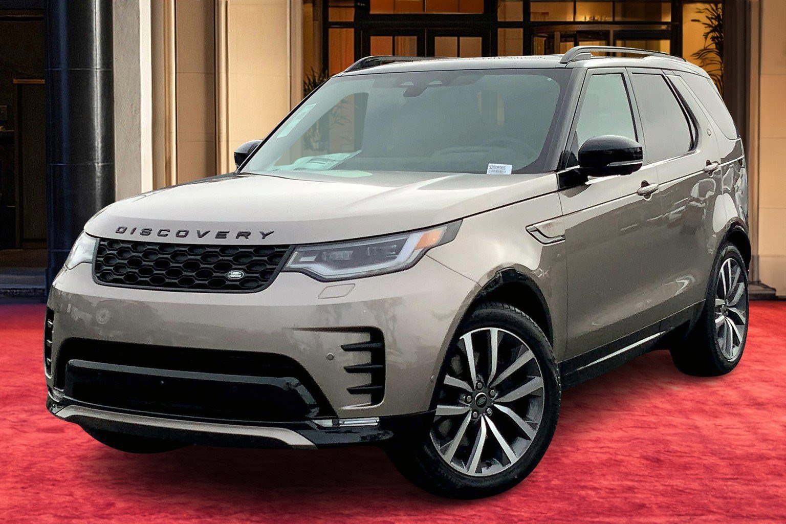 New 2025 Land Rover Discovery Dynamic SE image 1