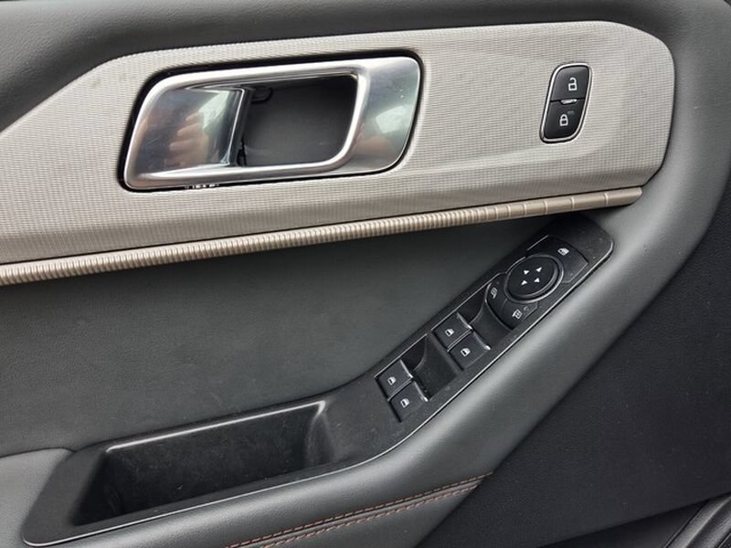 Used 2025 Ford Explorer Active w/ Active Comfort Package RWD image 31
