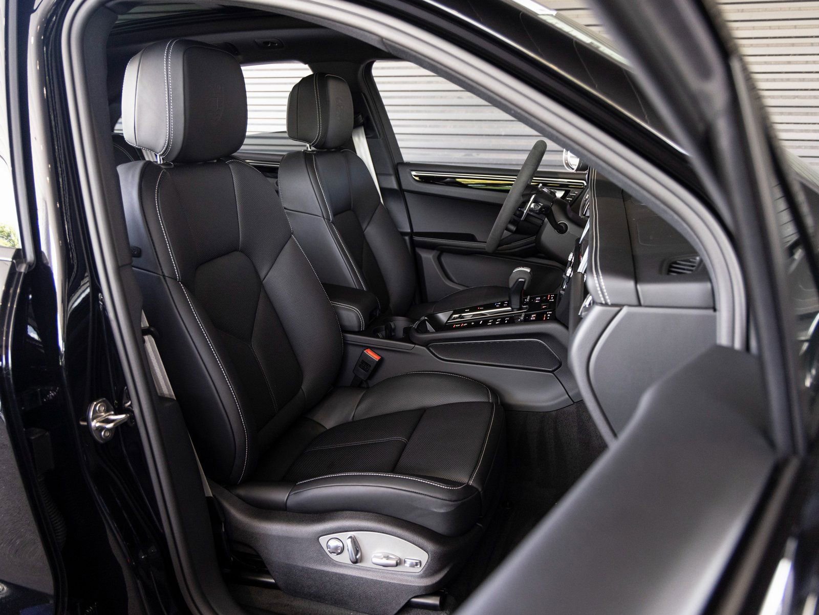 New 2025 Porsche Macan Turbo image 32