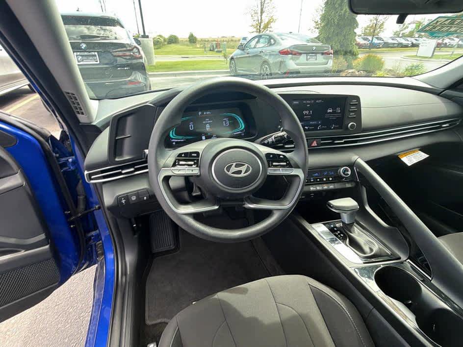 Used 2025 Hyundai Elantra Hybrid FWD image 12