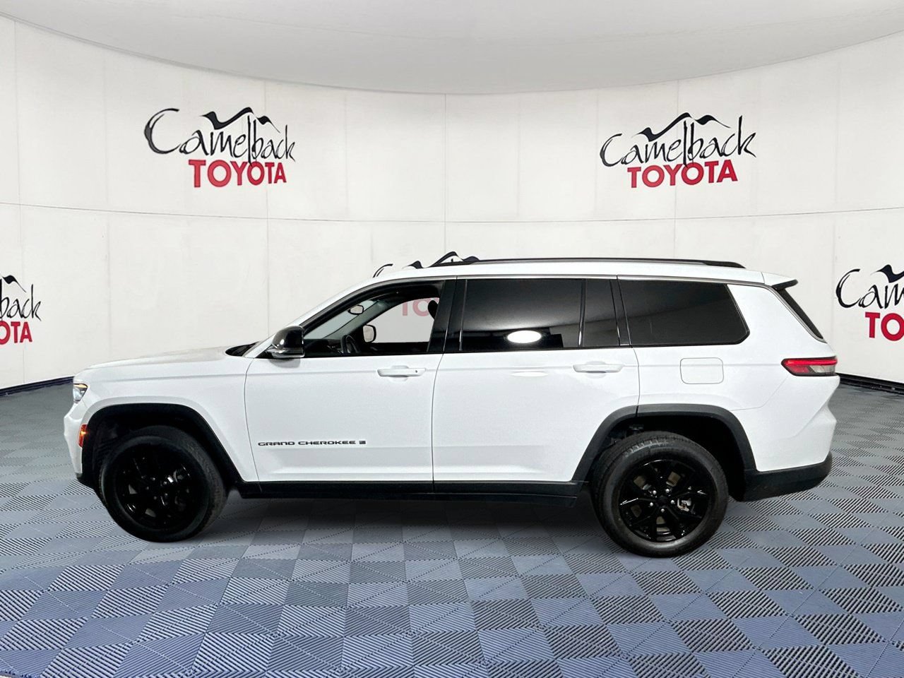Used 2023 Jeep Grand Cherokee L Limited AWD/4WD image 4