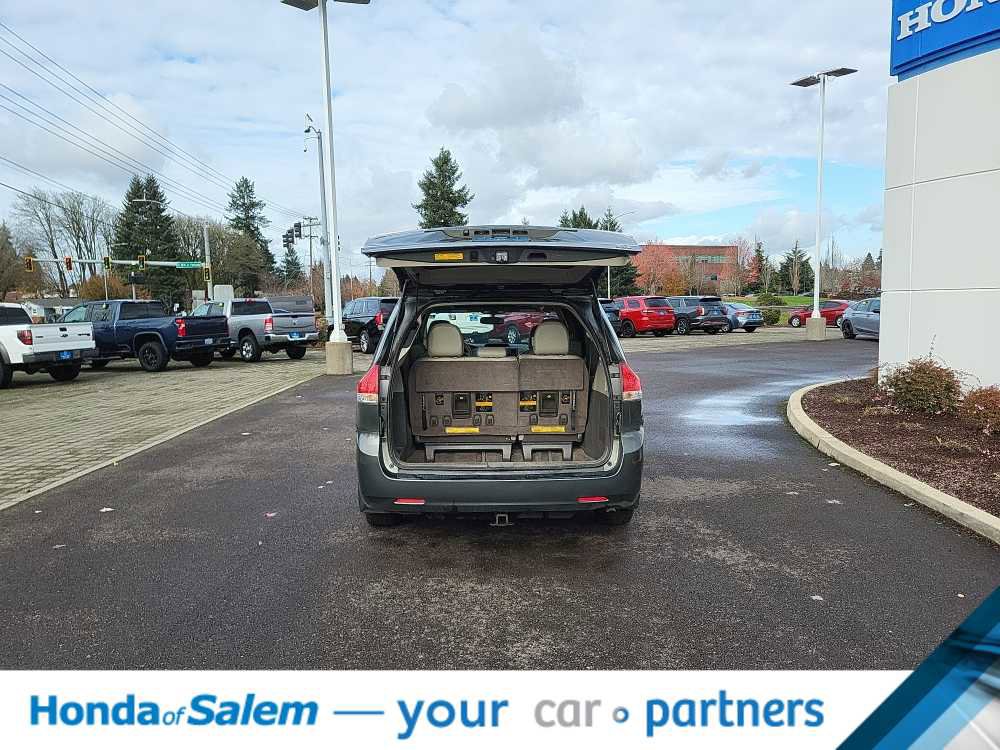 Used 2014 Toyota Sienna XLE image 19