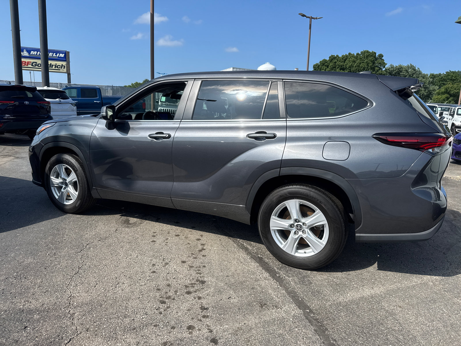 Used 2025 Toyota Highlander LE FWD image 3