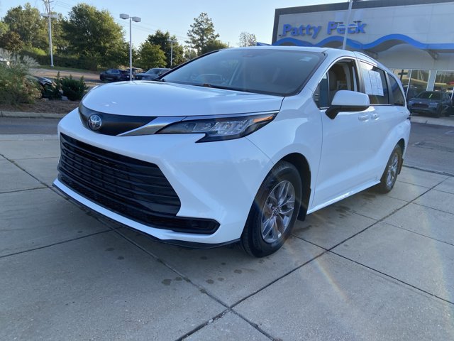 Used 2023 Toyota Sienna LE FWD image 4
