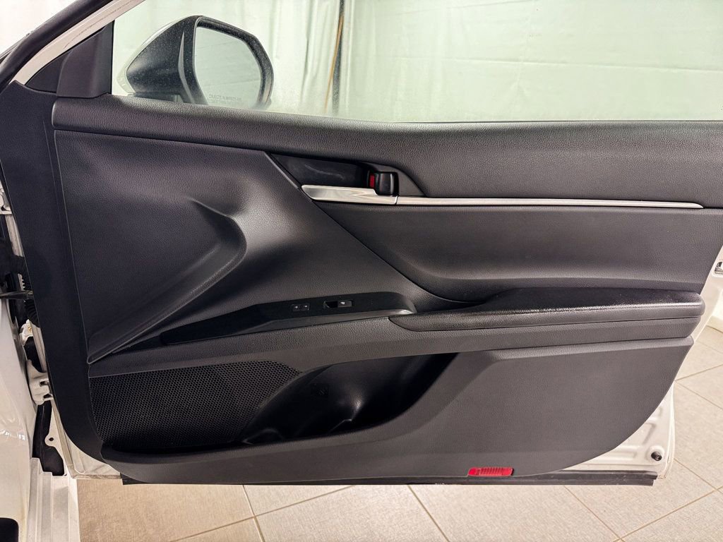 Used 2020 Toyota Camry SE FWD image 17