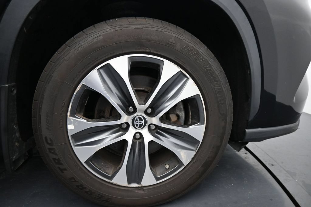 Used 2023 Toyota Highlander XLE AWD/4WD image 11
