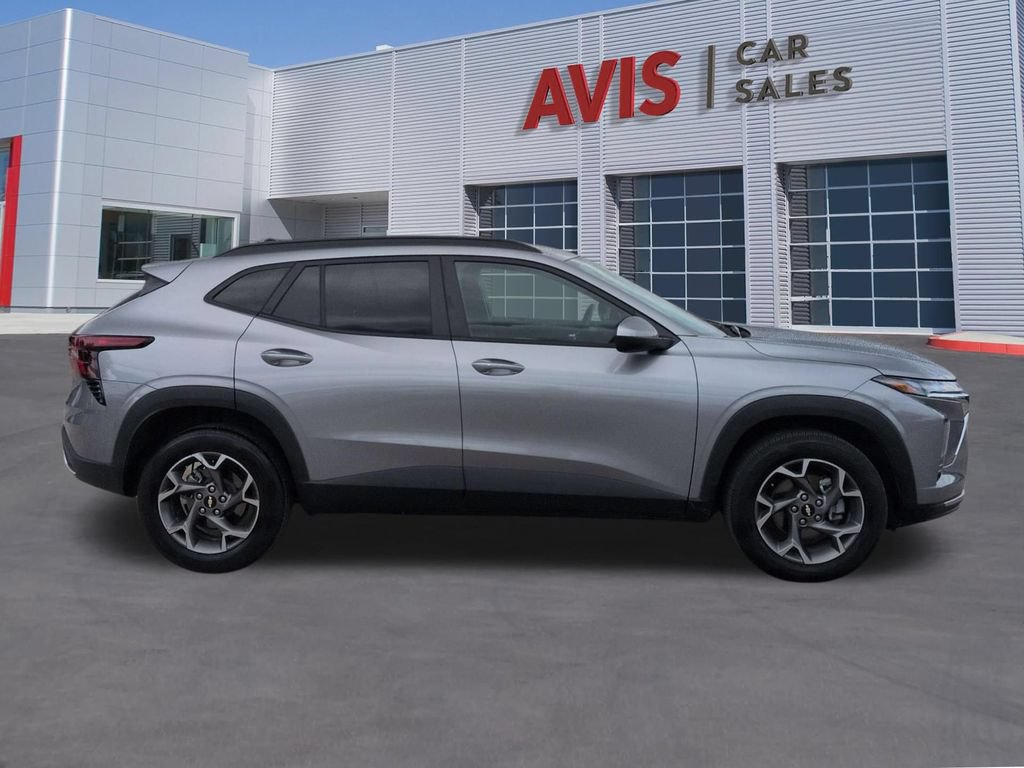 Used 2025 Chevrolet Trax LT w/ LT Convenience Package FWD image 5