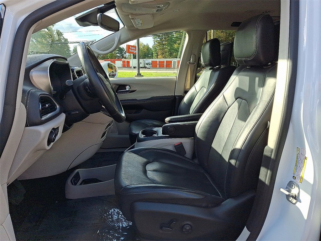 Used 2022 Chrysler Pacifica Touring-L w/ Uconnect Theater Family Group image 14