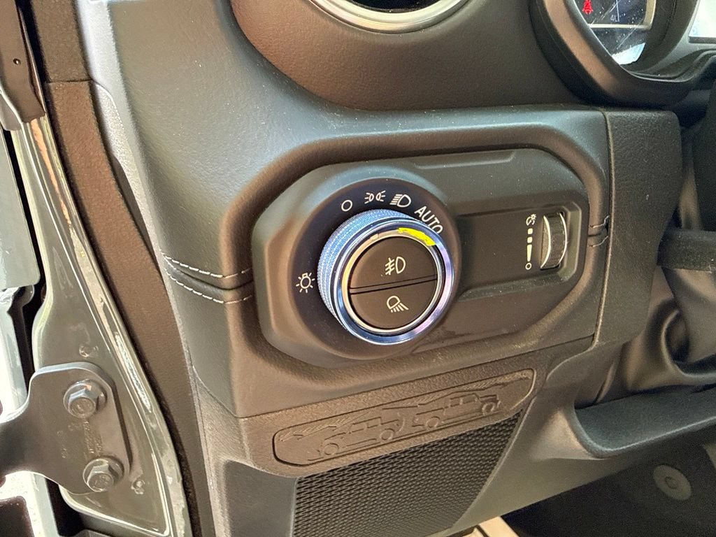 Used 2025 Jeep Gladiator Sport AWD/4WD image 18