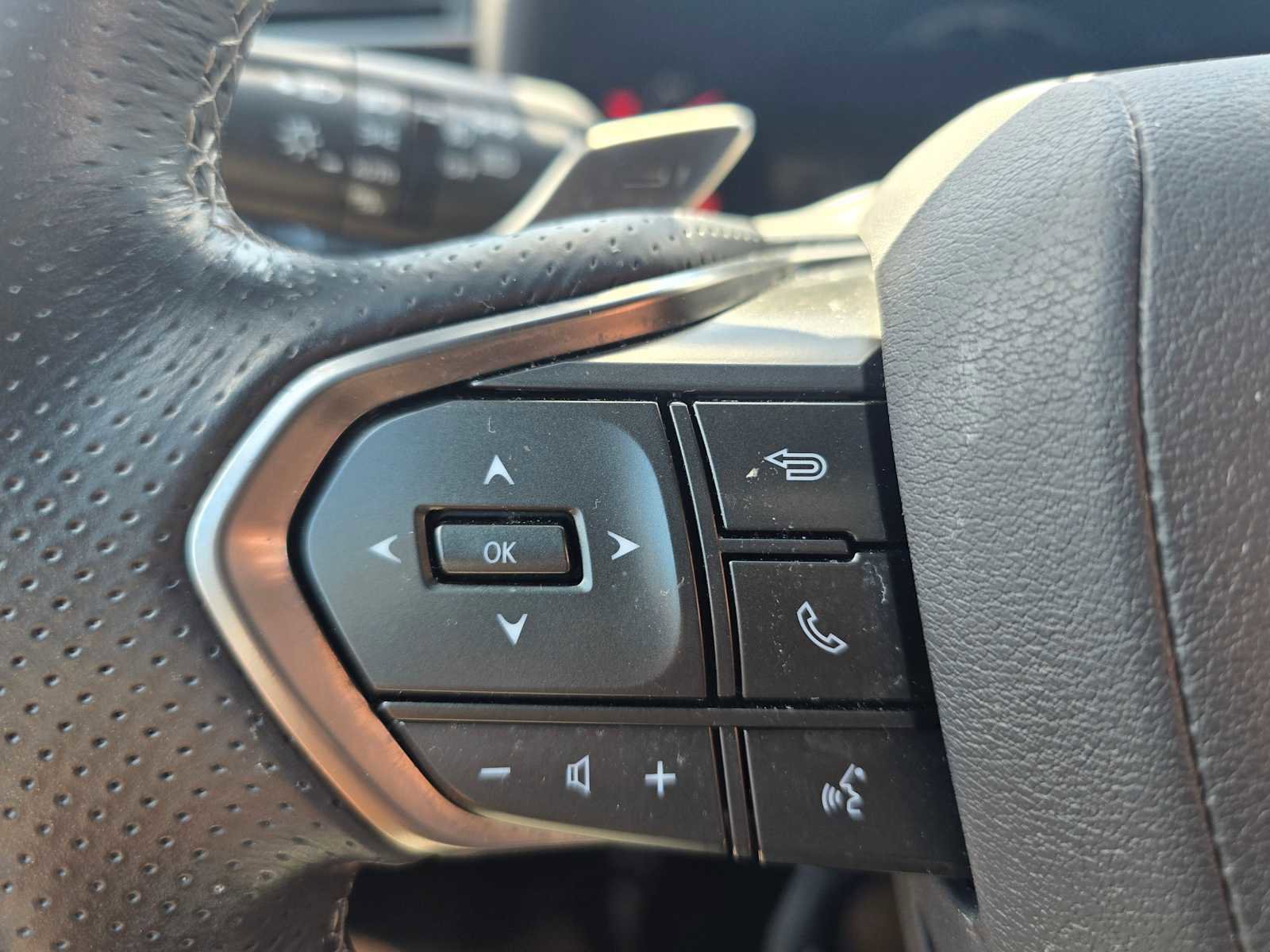 Used 2023 Lexus LX 600 F Sport w/ Accessory Package (Z1) AWD/4WD image 34