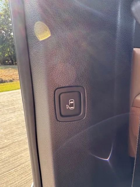 Used 2024 Kia Carnival EX image 27