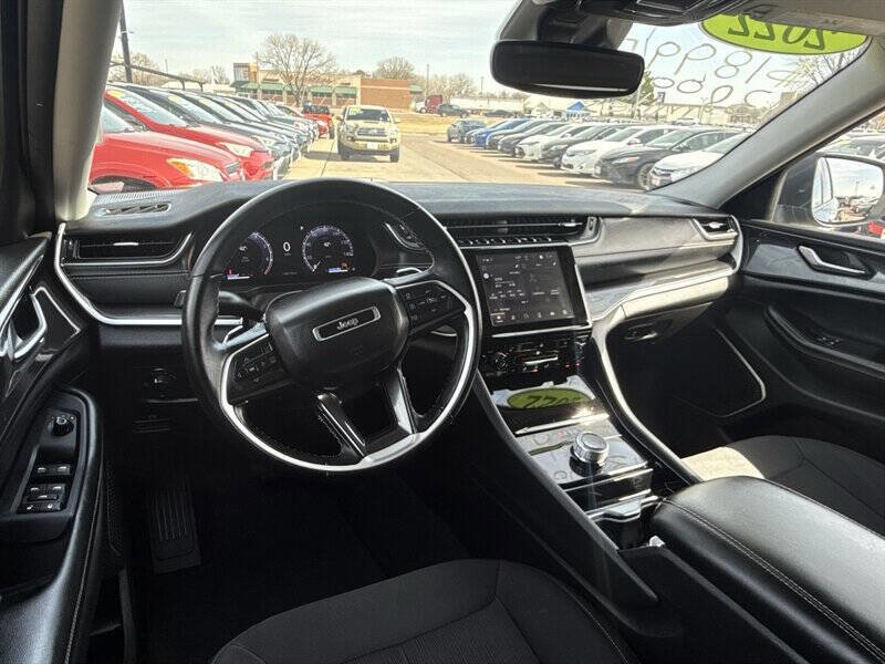 Used 2022 Jeep Grand Cherokee Laredo w/ Luxury Tech Group I AWD/4WD image 25