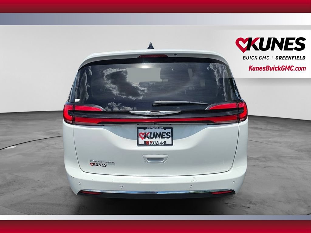 Used 2023 Chrysler Pacifica Touring-L FWD image 6