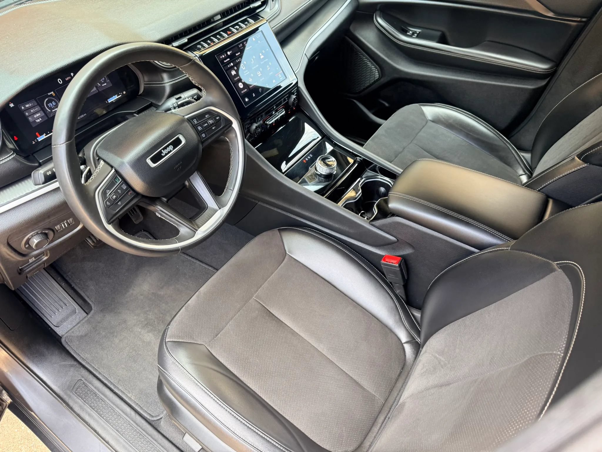 Used 2023 Jeep Grand Cherokee Altitude AWD/4WD image 20