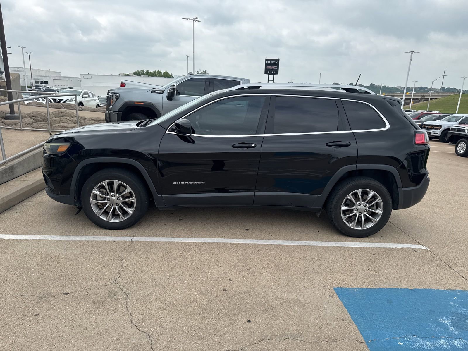 Used 2019 Jeep Cherokee Latitude Plus w/ Comfort/Convenience Group FWD image 2