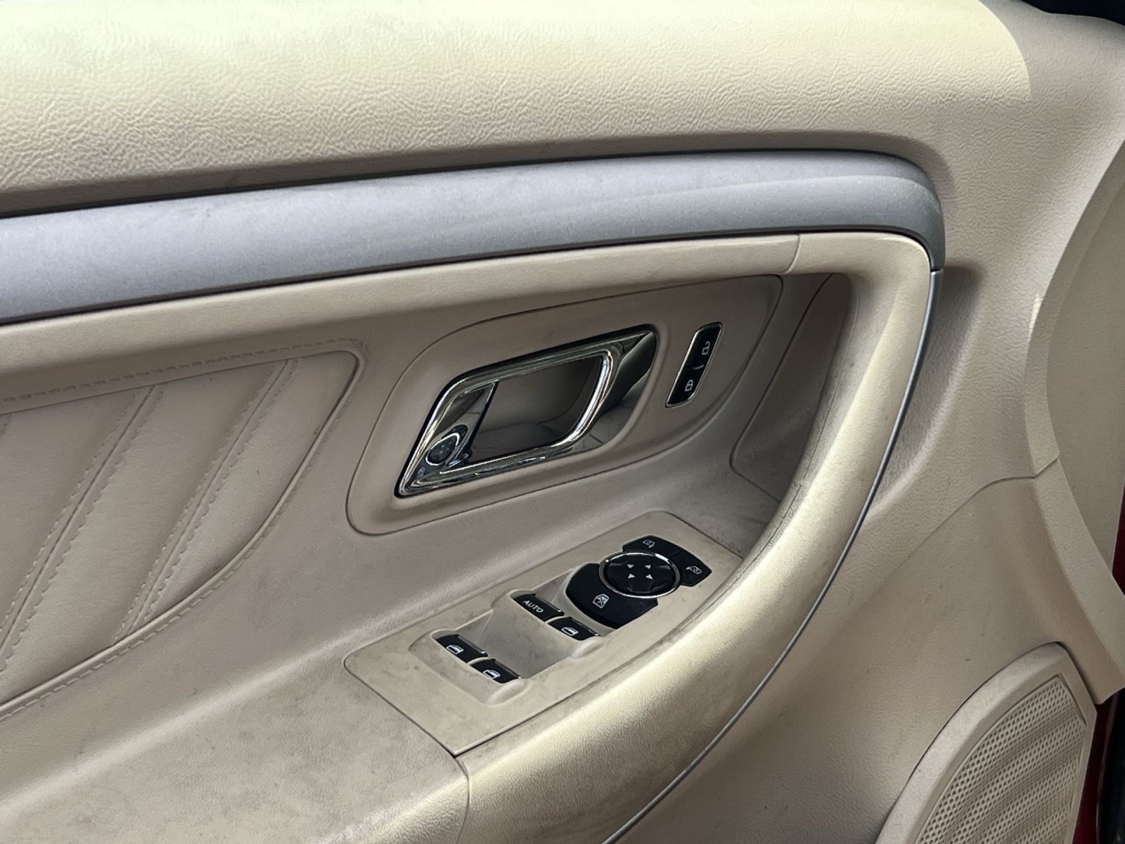 Used 2013 Ford Taurus SEL FWD image 14