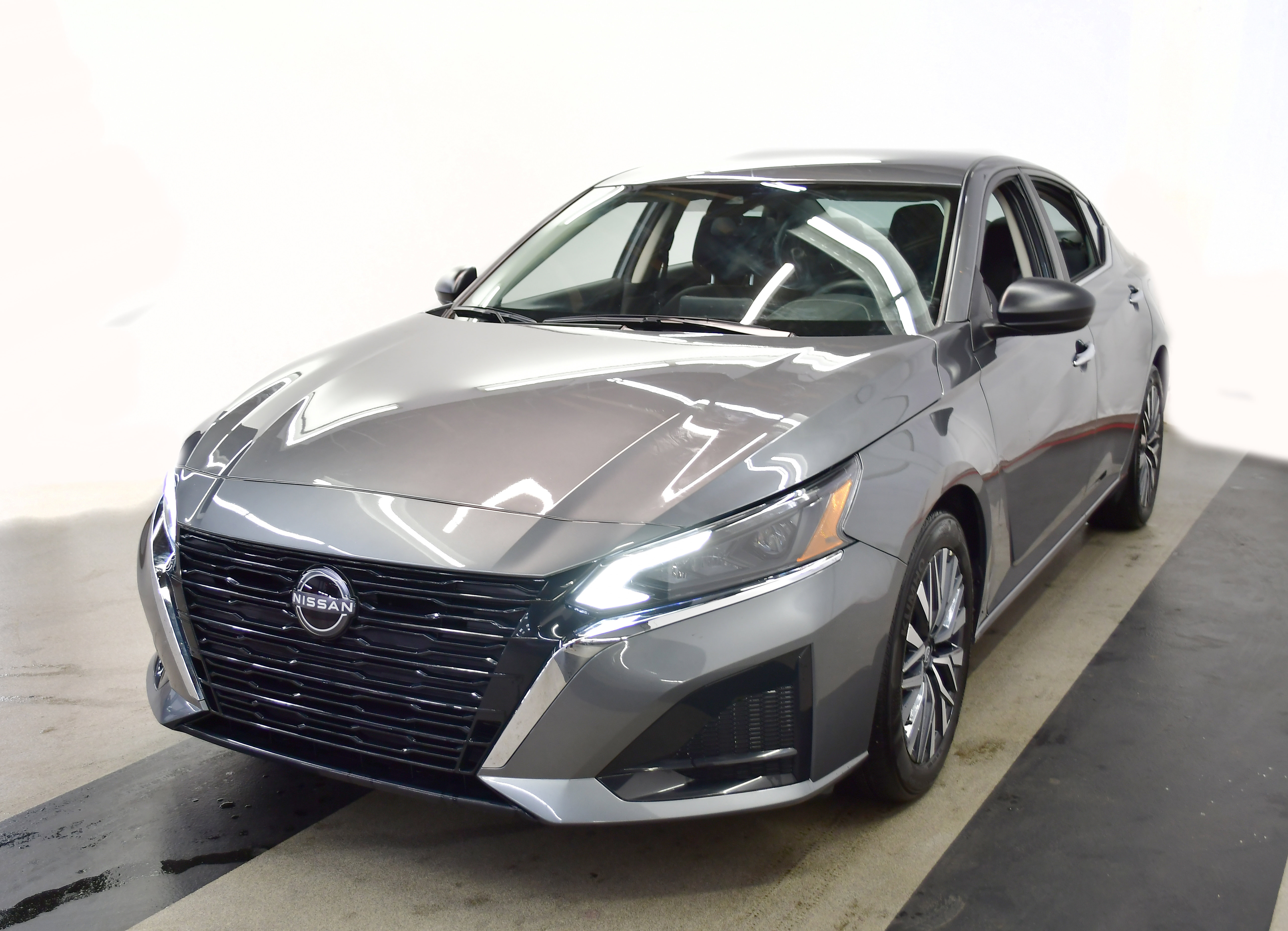 Used 2025 Nissan Altima 2.5 SV image 4
