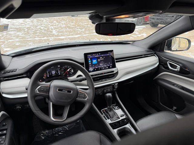 Used 2025 Jeep Compass Limited image 16