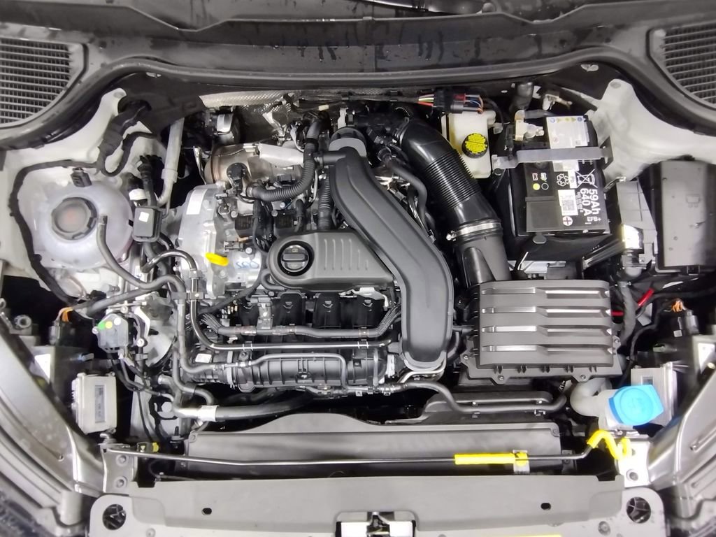 Certified 2025 Volkswagen Taos SE image 8