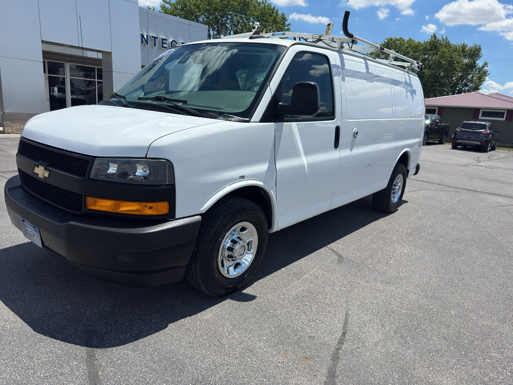 Used 2018 Chevrolet Express 2500 w/ Driver Convenience Package RWD image 3