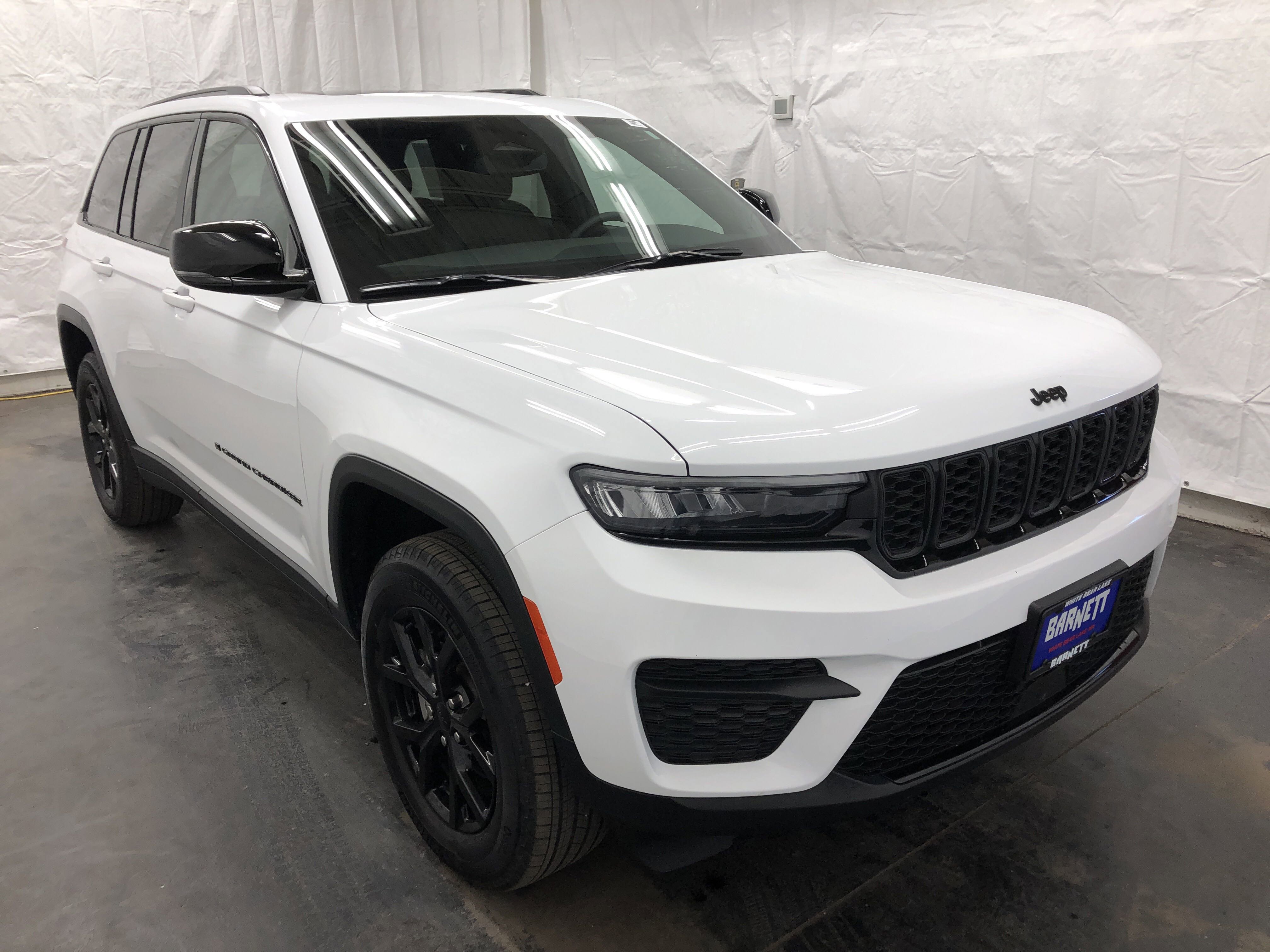 Used 2024 Jeep Grand Cherokee Altitude image 3