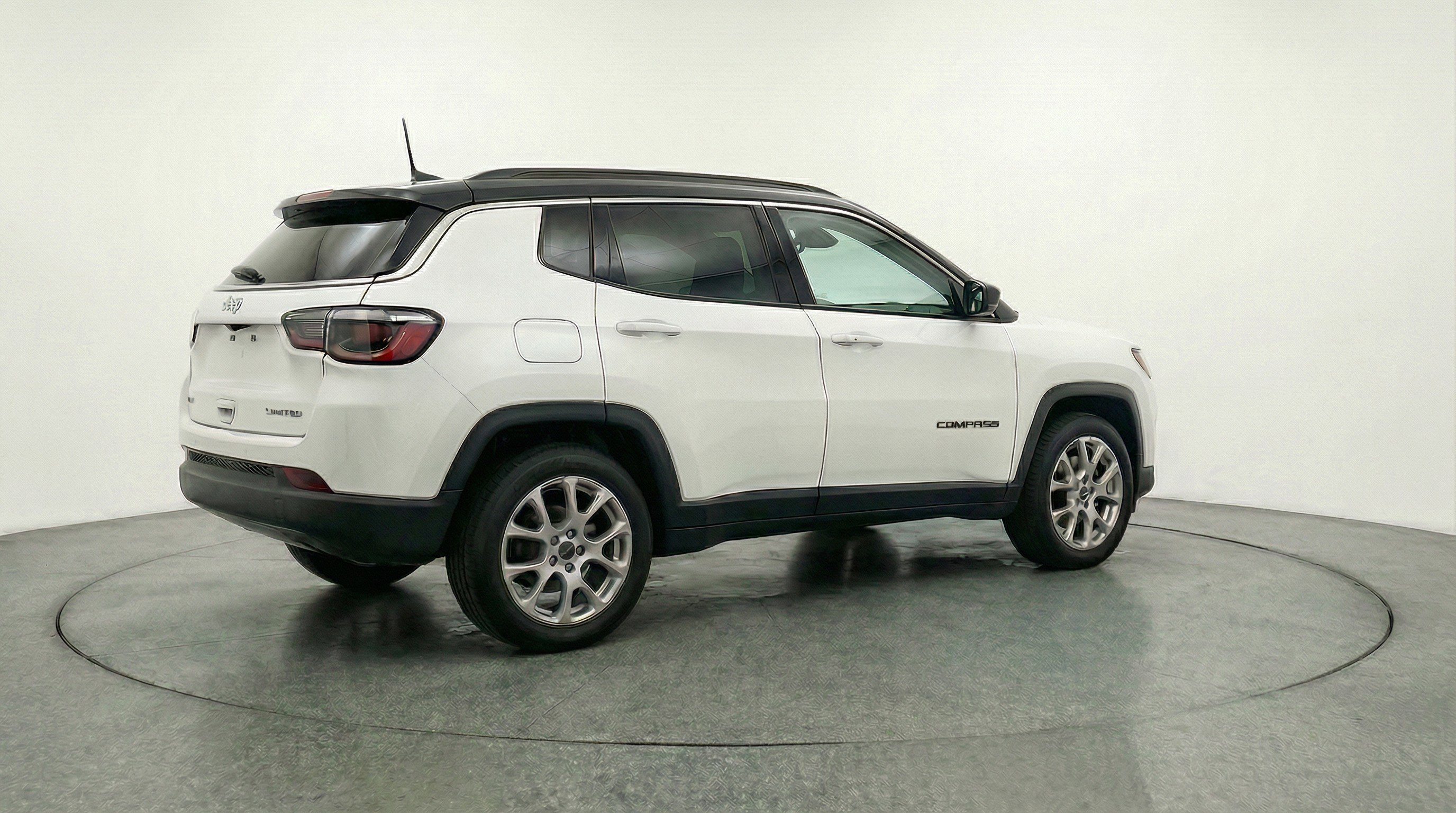 Used 2025 Jeep Compass Limited image 9
