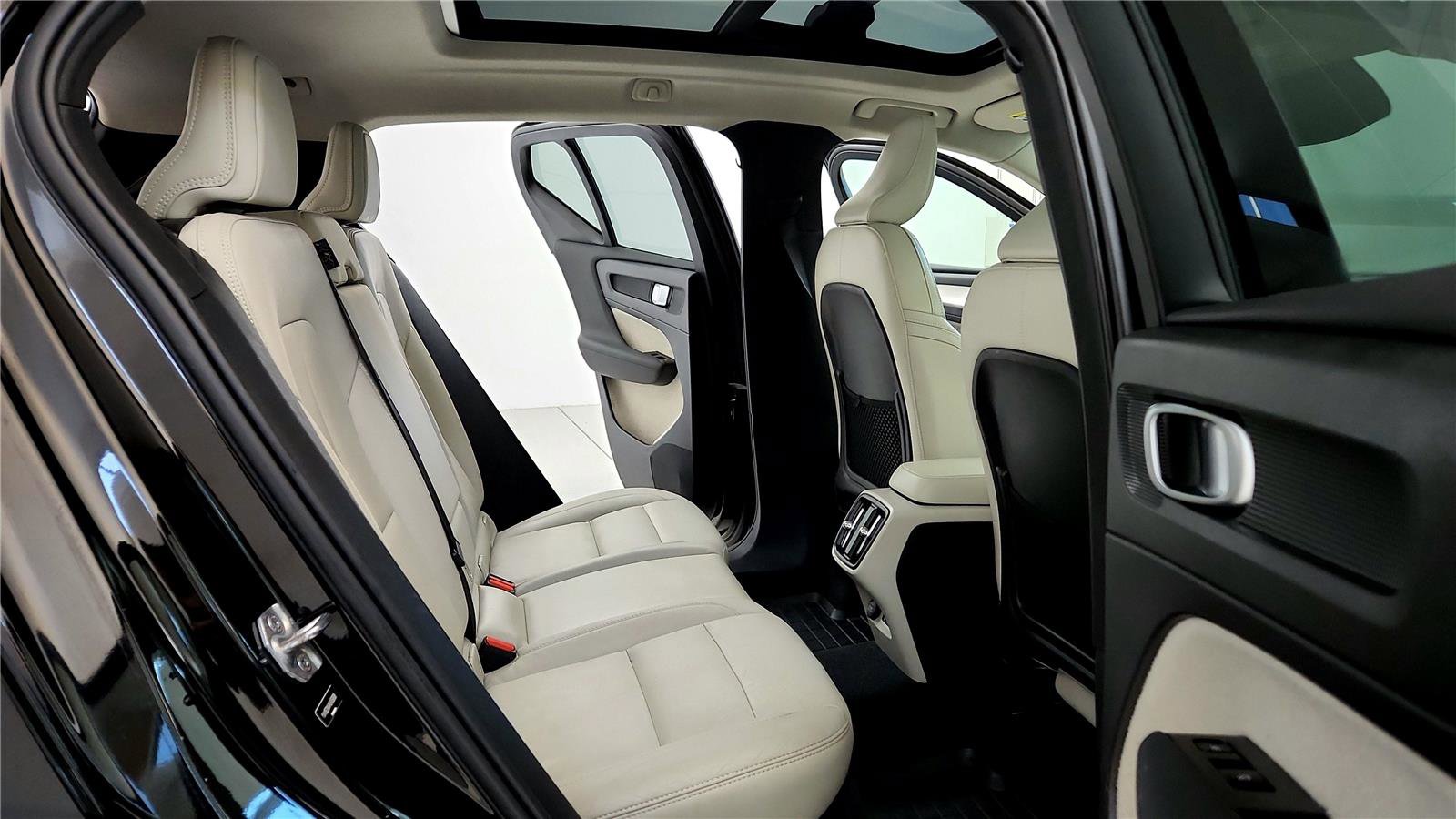 Used 2021 Volvo XC40 T5 Momentum w/ Premium Package image 18