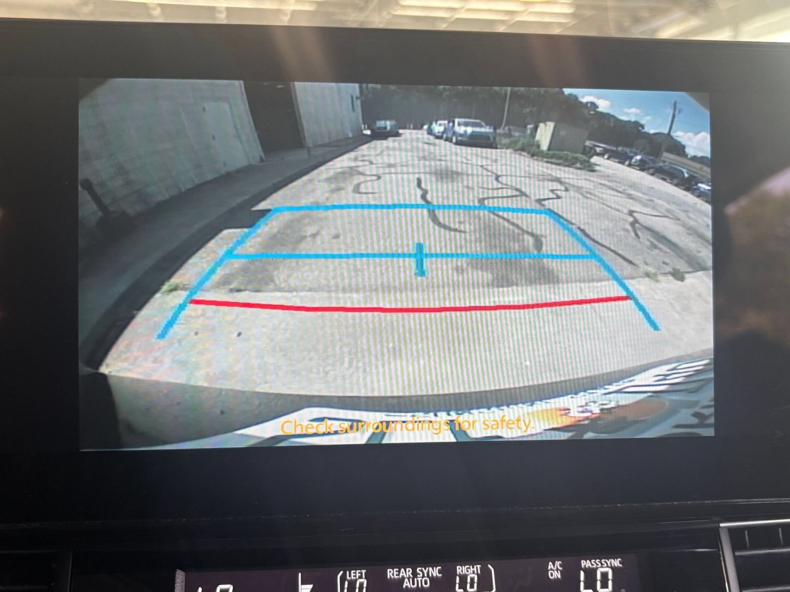 Used 2025 Toyota Sienna XLE FWD image 25