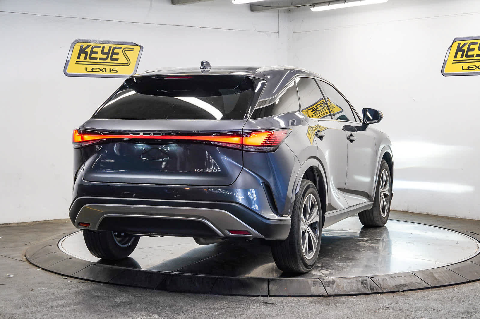 Used 2024 Lexus RX 350 Premium w/ Convenience Package FWD image 4