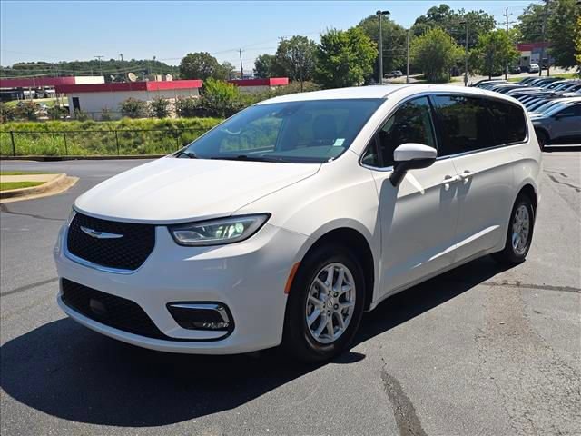Used 2023 Chrysler Pacifica Touring-L FWD image 7