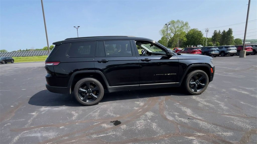 Used 2023 Jeep Grand Cherokee L Limited w/ Black Appearance Package image 9