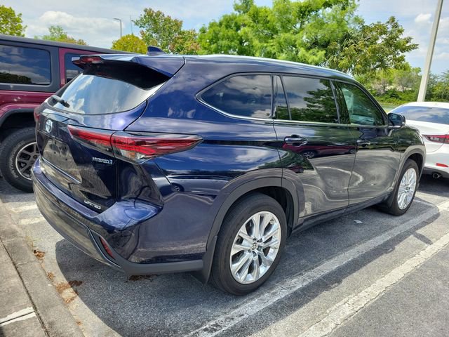 Used 2024 Toyota Highlander Limited FWD image 3