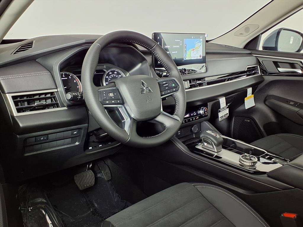New 2025 Mitsubishi Outlander SE image 14