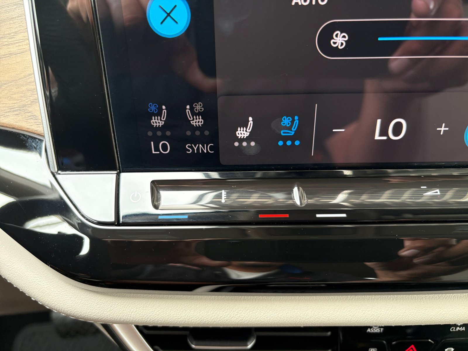 Certified 2025 Volkswagen Atlas SE FWD image 21