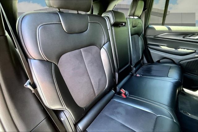 Used 2024 Jeep Grand Cherokee Altitude AWD/4WD image 27
