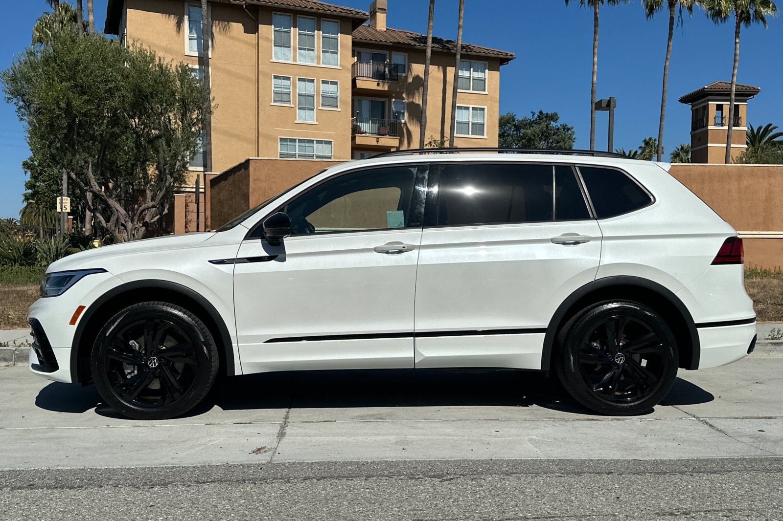 Used 2023 Volkswagen Tiguan SE R-Line AWD/4WD image 7