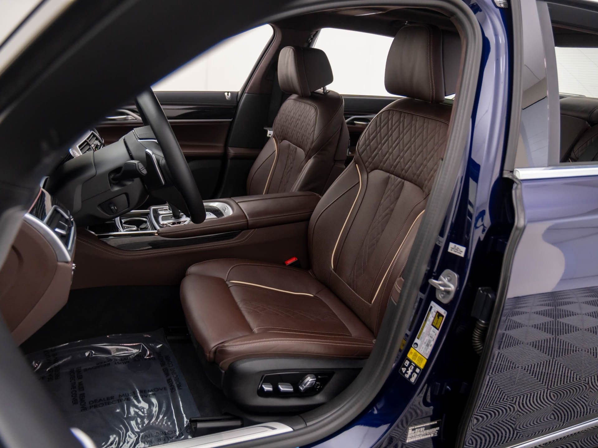 Certified 2022 BMW 750i xDrive w/ Luxury Rear Seating Package image 15