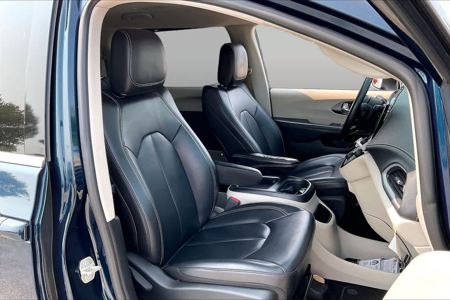 Used 2023 Chrysler Pacifica Touring-L FWD image 9