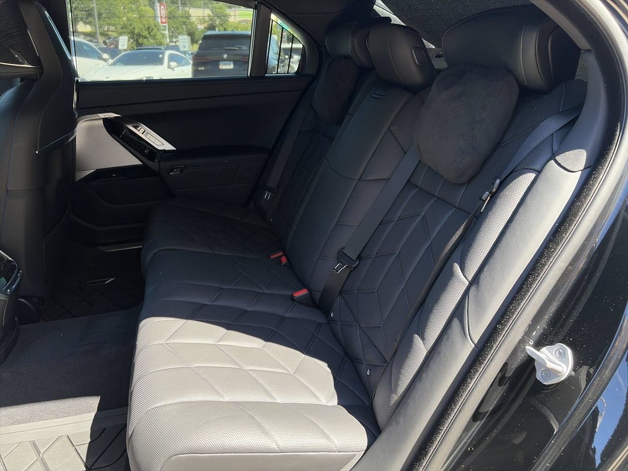 Used 2025 BMW i7 eDrive50 w/ Executive Package RWD image 32