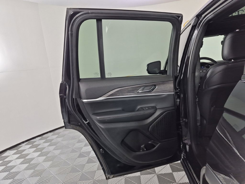 Used 2024 Jeep Grand Cherokee Limited w/ Black Appearance Package AWD/4WD image 31