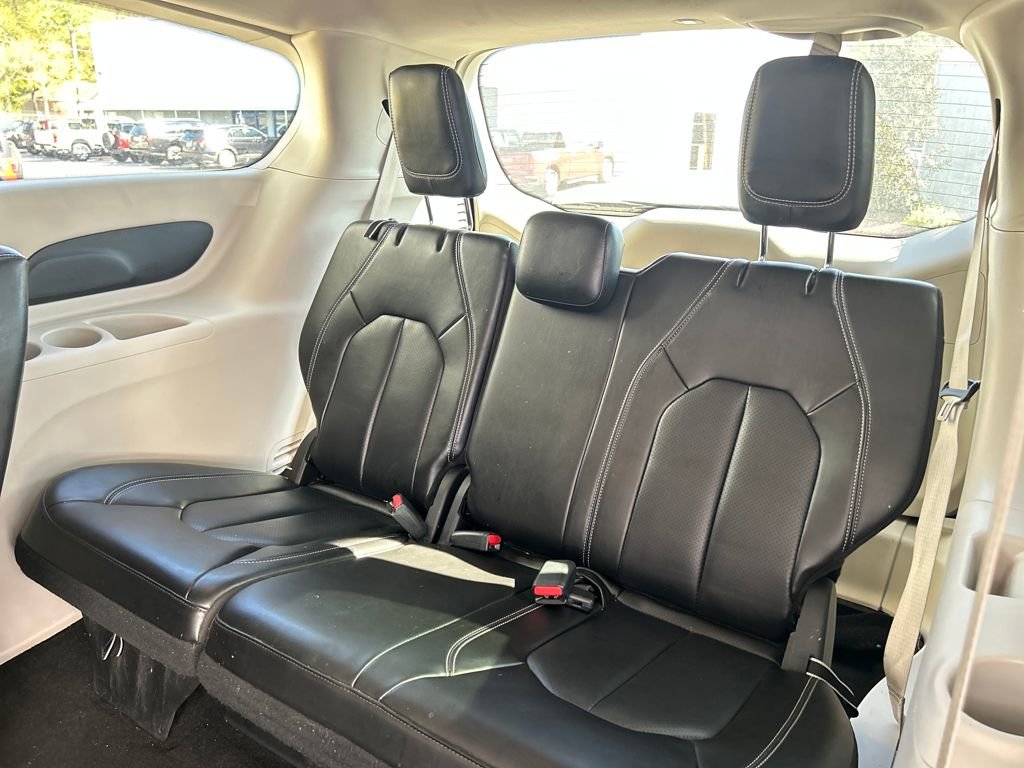 Used 2023 Chrysler Pacifica Touring-L image 14