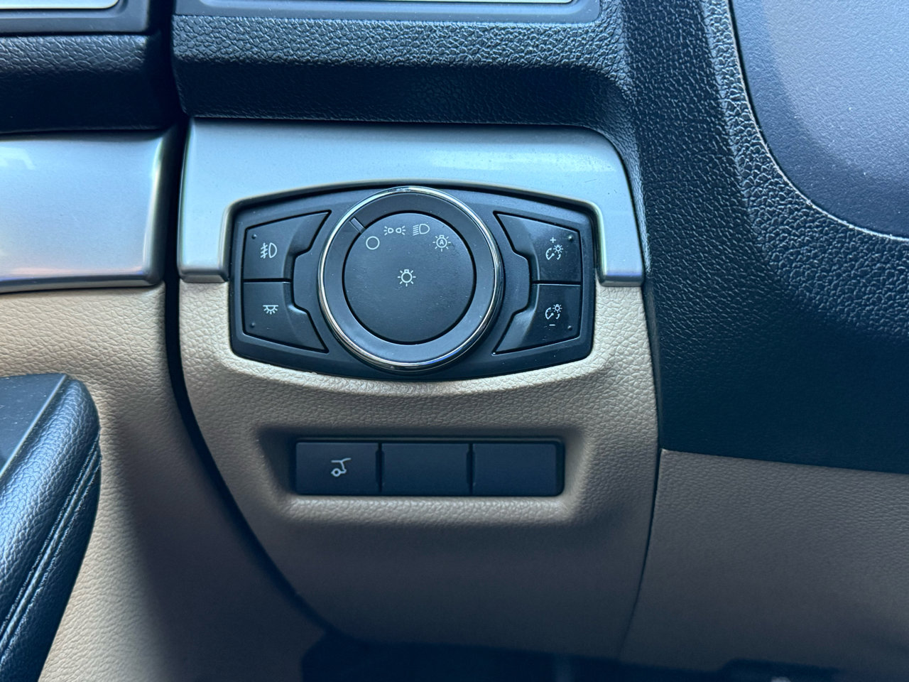 Used 2017 Ford Explorer XLT w/ Equipment Group 202A image 24